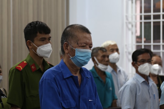 Dùng tượng đá đánh chết vợ