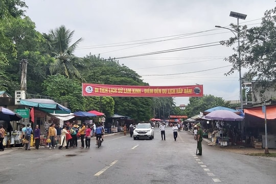Hàng nghìn người dân chen chân tại Lễ hội Lam Kinh