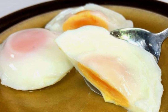 Chần trứng, không đun sôi nồi nước, làm các bước này trước, trứng mềm, ăn sáng cực hợp