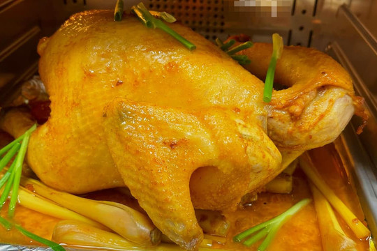 Gà đừng luộc, làm kiểu này với lò vi sóng lên màu vàng óng ả, ăn siêu ngon