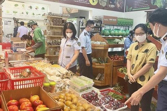 Thu giữ hơn 1 tấn trái cây không rõ nguồn gốc