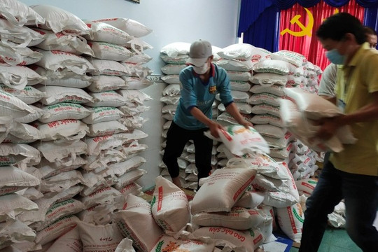 Trưởng thôn "biển thủ" 5 tấn gạo của dân