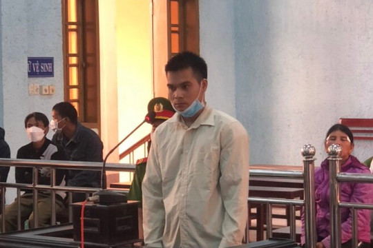 Bực tức vì mẹ bị đẩy ngã, nam thanh niên cầm gậy đánh chết họ hàng