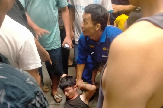 Bình Dương: Bắt đối tượng xông vào tiệm vàng, đập bể tủ kính ném vàng ra đường.