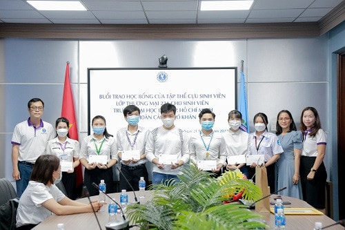 Trường Đại học Luật TPHCM trao 17 suất học bổng cho sinh viên khó khăn