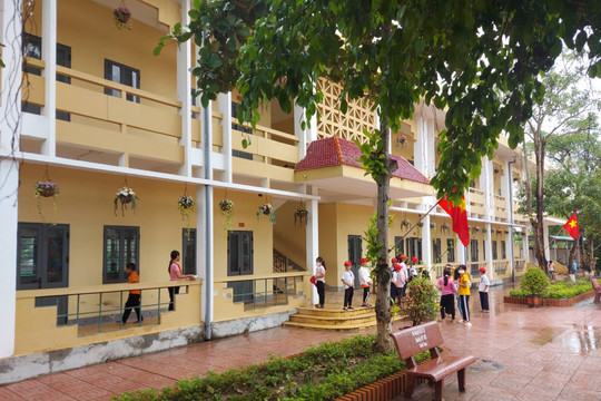Nam sinh lớp 3 rơi từ tầng hai xuống đất

