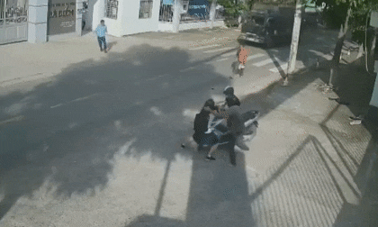 Hai tên cướp táo tợn vật ngã nữ sinh giữa cổng trường học để lấy điện thoại