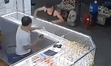 Nam thanh niên xông vào đập tủ kính lấy vàng ném ra đường