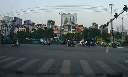 Vội vài giây vượt đèn đỏ, nam thanh niên gặp họa nằm bất động trên đường