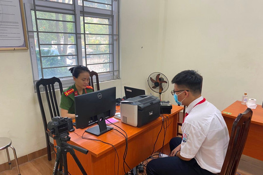 Công an phường tổ chức xe đưa đón gần 100 học sinh đến điểm cấp CCCD