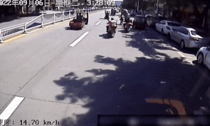 Mở cửa thiếu quan sát, tài xế xe con suýt gây họa cho bé gái đi xe đạp