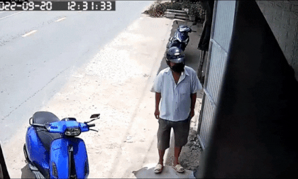 Người đàn ông lén lút, ai cũng tưởng trộm xe ga đắt tiền, thế nhưng thứ hắn cầm trên tay khiến tất cả ngỡ ngàng