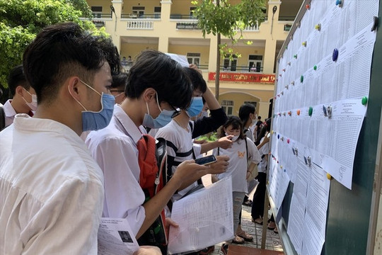 Vì sao điểm chuẩn cao "chót vót" mà các trường vẫn tuyển bổ sung cả trăm chỉ tiêu?