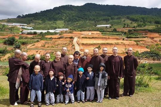 Lấy mẫu ADN xác định huyết thống tại đại gia đình giả sư “Tịnh thất Bồng Lai”