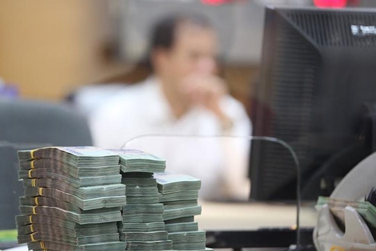 Lãi suất liên ngân hàng khó giảm về dưới 4%