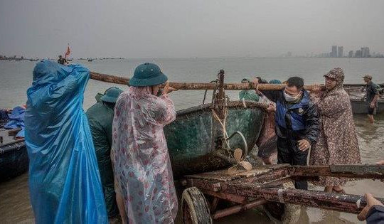 Các bệnh viện lớn ở Hà Nội, TPHCM sẵn sàng nhân lực, thuốc men hỗ trợ miền Trung chống bão