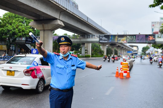 Hà Nội xử phạt người cố tình đi sai làn đường Nguyễn Trãi