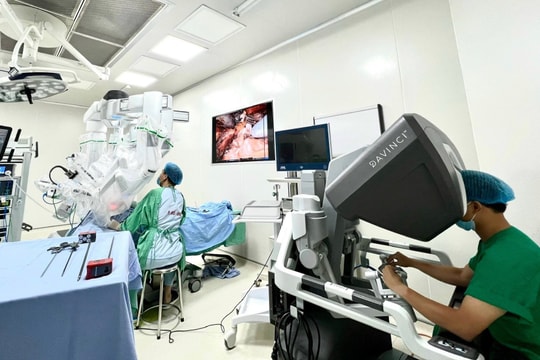 Lần đầu tiên phẫu thuật robot cắt tuyến giáp qua tiền đình
