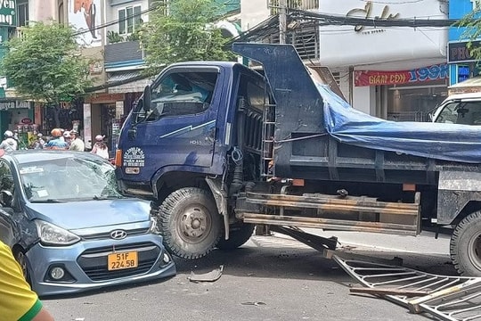 TPHCM: Xe tải cán nát dải phân cách, tông biến dạng xe taxi