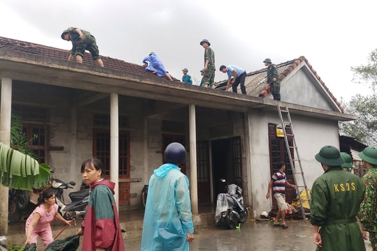 Phó Thủ tướng Lê Văn Thành kiểm tra, chỉ đạo ứng phó sau bão tại Thừa Thiên Huế
