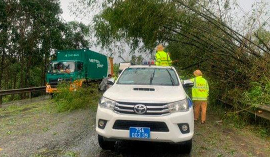 Cảnh sát giao thông cùng các lực lượng khắc phục hậu quả sau bão
