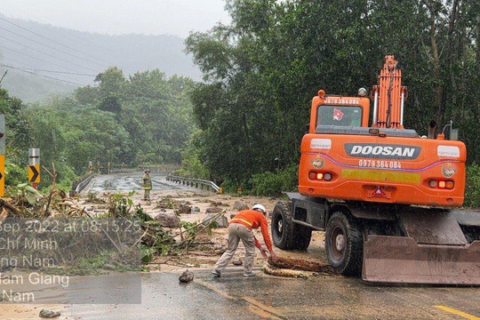 Quảng Nam: Giao thông, điện lực khẩn trương khắc phục hậu quả sau bão