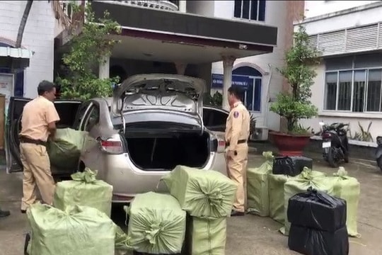 Bình Dương: Bắt quả tang xe ô tô chở đầy thuốc lá lậu