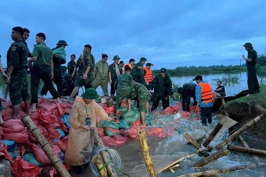 Hàng trăm người dầm mưa gia cố đê bị vỡ ở Nghệ An
