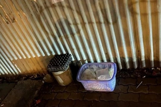 Hai bé gái sơ sinh bị bỏ rơi trên đường 