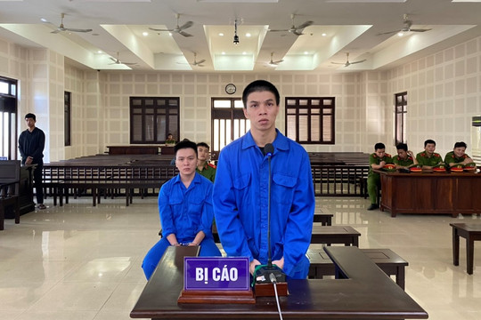 Mang kiếm chém người sau khi vô cớ đạp cửa nhà hàng xóm
