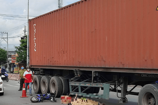 Bình Dương: Nam bảo vệ bị xe container cán chết thương tâm giữa ngã tư