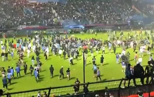 Bạo loạn trong trận đấu bóng đá ở Indonesia, 127 người thiệt mạng
