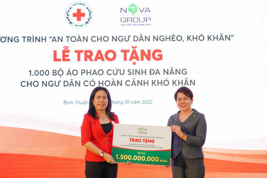 Ngư dân nghèo Bình Thuận nhận 1.000 bộ áo phao cứu sinh đa năng từ NovaGroup