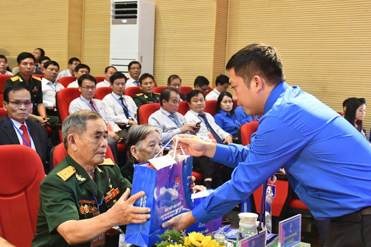 Bí thư Tỉnh ủy Quảng Ngãi quan tâm bố trí công tác cho cán bộ Đoàn quá tuổi