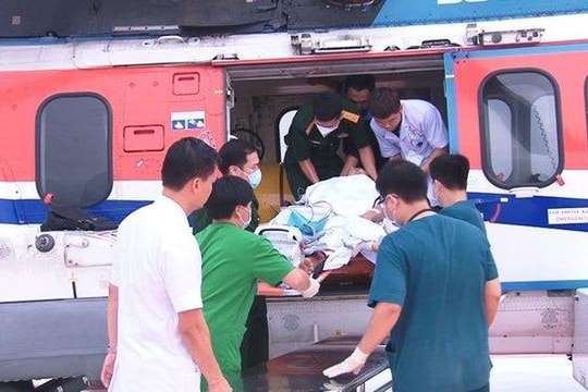 Trực thăng đưa ngư dân từ Trường Sa vào đất liền cứu chữa