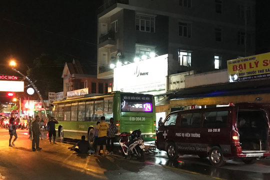 TPHCM: Va quẹt xe bị ngã văng ra đường, một người bị xe buýt cán tử vong