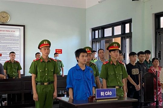 Côn đồ "nhí" lĩnh án tù vì vác dao chém người giữa đường