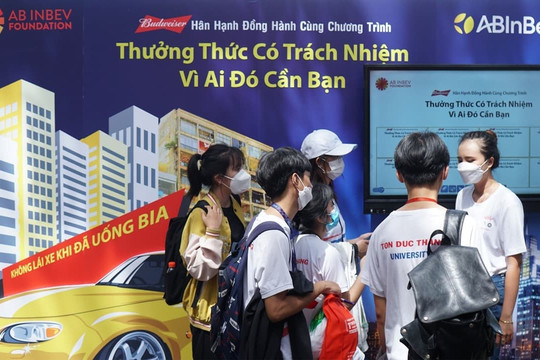 Sinh viên đại học Tôn Đức Thắng cùng nhau cam kết: 'Thưởng thức có trách nhiệm vì ai đó cần bạn'