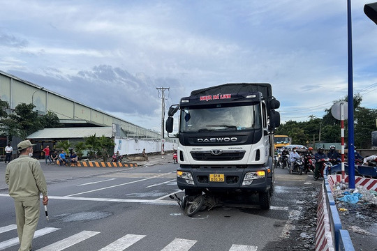 Bình Dương: Xe tải cuốn xe máy dưới gầm, một nữ sinh tử vong