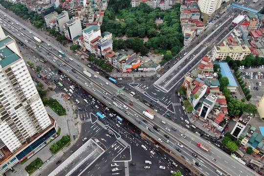 Sau thông xe, phương tiện đi lại qua hầm chui Lê Văn Lương thế nào?