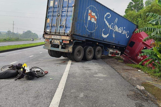 Một người tử vong sau cú va chạm với xe container