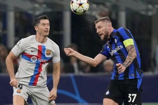 Lewandowski mờ nhạt, Barca thua Inter