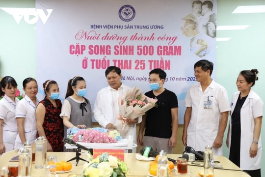Nuôi dưỡng thành công cặp song sinh 25 tuần tuổi, chỉ nặng 500gr