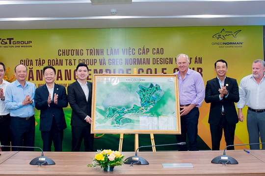 Cú swing đầu tiên của huyền thoại Greg Norman tại sân golf Văn Lang Empire 