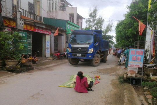 Xe tải đi lùi tông người đi bộ tử vong