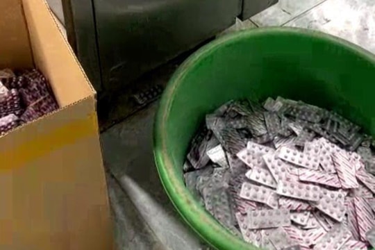 Đột kích cơ sở sản xuất thuốc giả tại Hà Nội