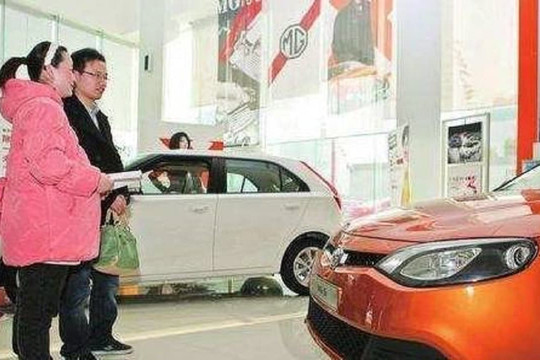 Mua xe mới xong, tôi phóng về nhà bố mẹ đẻ để khoe, nhưng nghe mẹ nói một câu tôi sợ hãi phóng xe đi ngay