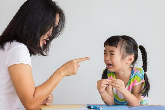 Cha mẹ thường đánh mắng con cái khi trốn học, chơi điện tử... nhưng hóa ra đây không phải cách tối ưu theo lời khuyên của chuyên gia