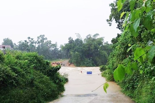 Hai người bị nước lũ cuốn trôi khi cố vượt sông Na