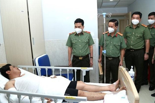 Giám đốc Công an tỉnh Đồng Nai thăm hỏi cán bộ bị thương khi làm nhiệm vụ